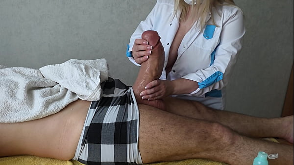 Massagista peituda masturbando pau gigante do cliente tarado