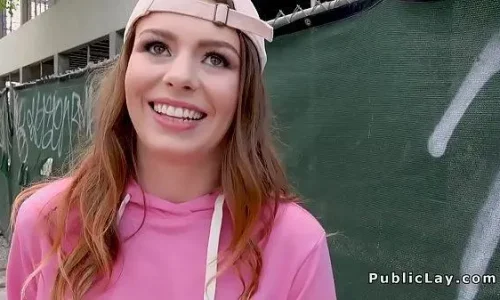 Transando Na Rua Com Boné Mostra Seus Atrevimentos Em Local Público