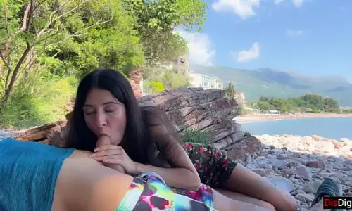 Magrinha masturbando e chupando pirocudo na praia